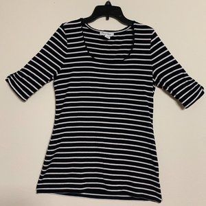 SIMPLE BLACK AND WHITE STRIPED TOP